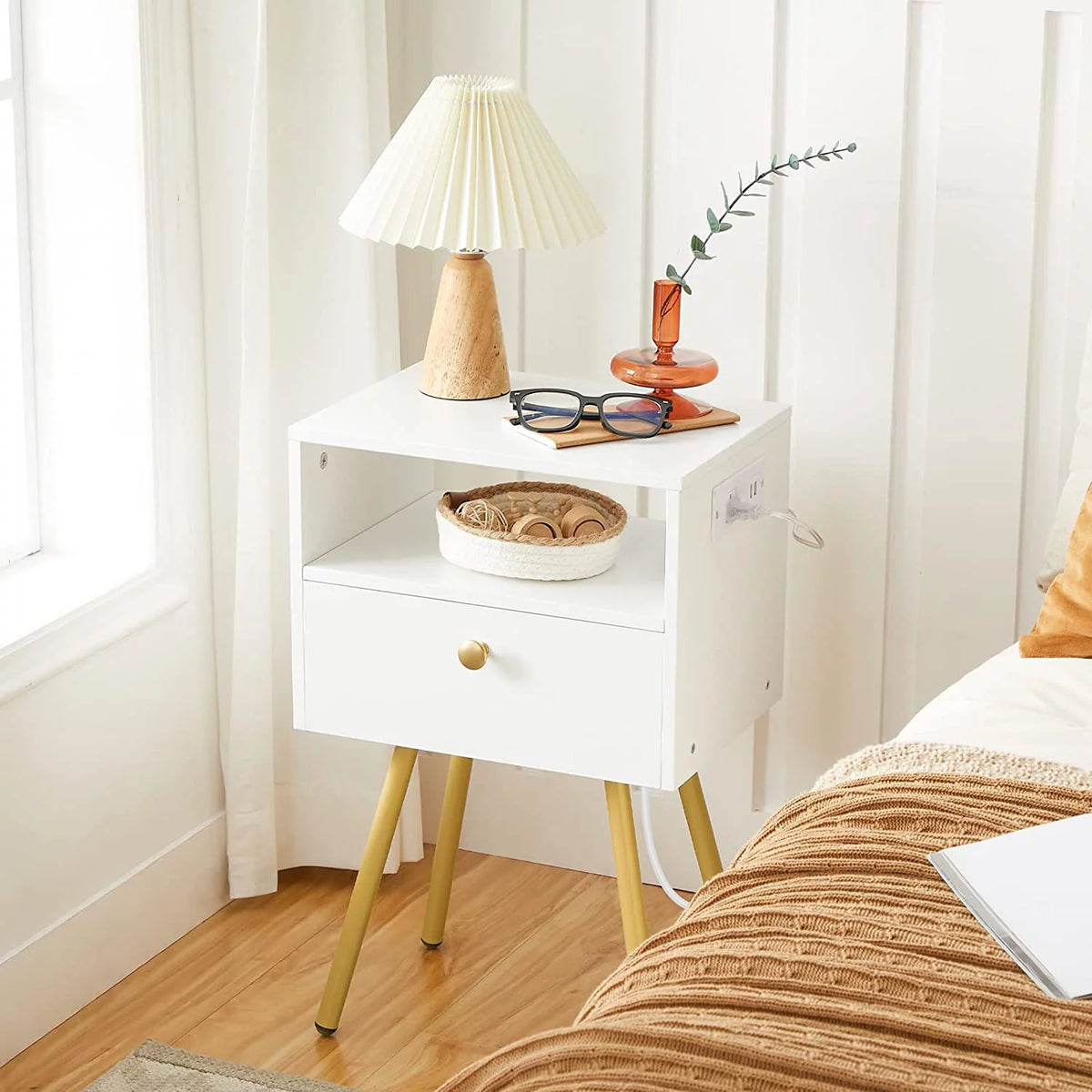Set of 2 Nightstands with USB Ports and Outlet K4812