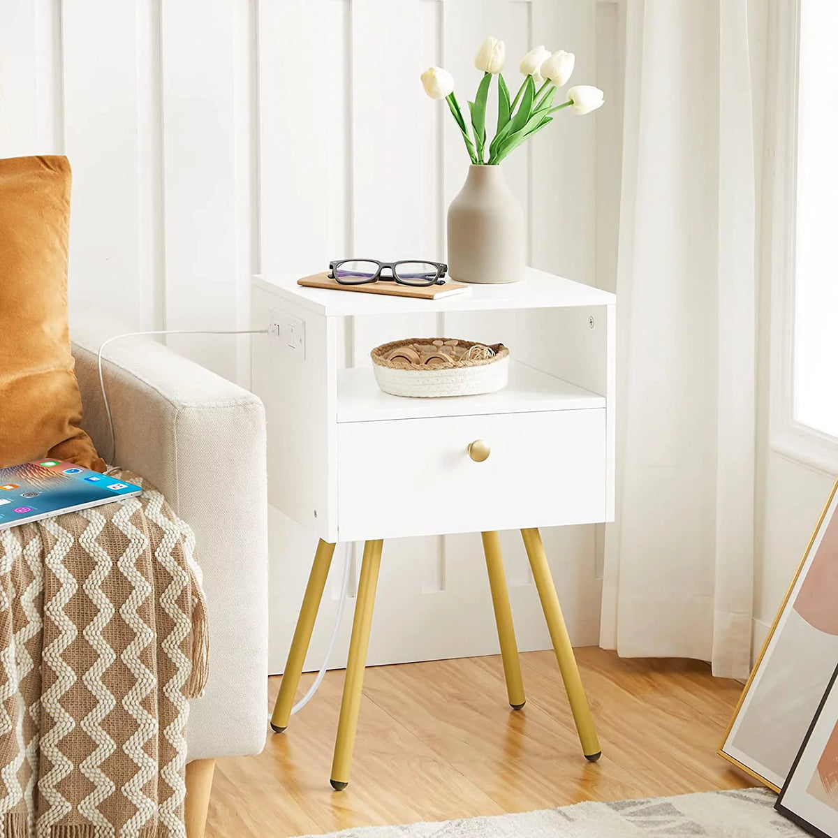 Set of 2 Nightstands with USB Ports and Outlet K4812